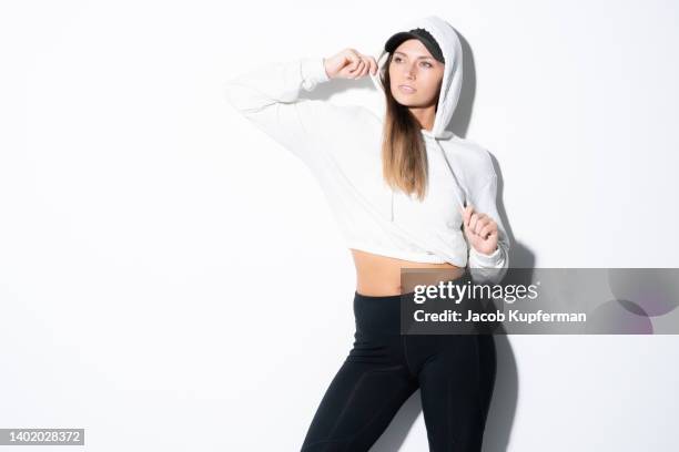 young female fitness model with white background - trainer cutout stockfoto's en -beelden