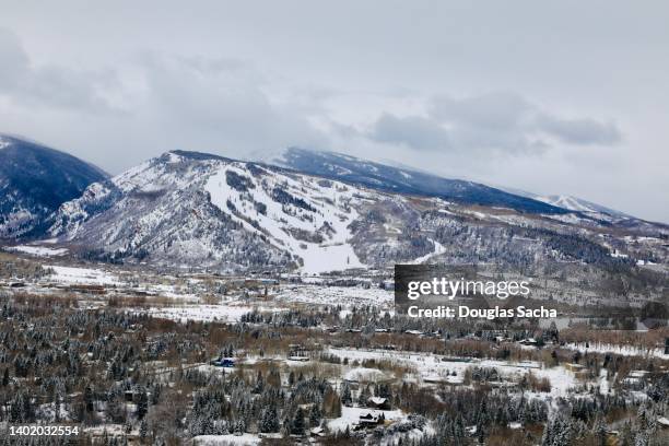 aspen colorado's city at the base of the rocky mountains - aspen mountain fotografías e imágenes de stock