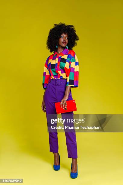 fashionable woman in colorful shirt - bunte handtasche stock-fotos und bilder