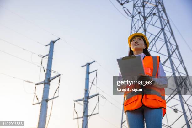 elektroingenieurin bei der arbeit - power grid stock-fotos und bilder