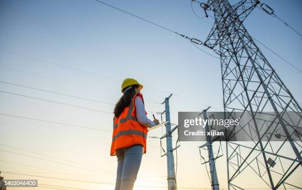 mujeres ingenieras eléctricas trabajando - corriente-de-alto-voltaje fotografías e imágenes de stock