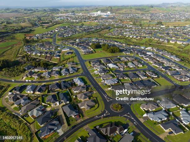 pokeno town luftaufnahme in auckland, neuseeland - housing new zealand stock-fotos und bilder