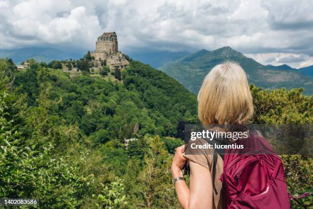 caminhada ao lado de sacre di san michele, piemonte, itália - pilgrimage - fotografias e filmes do acervo