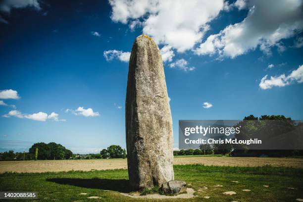 menhir de champ-dolent standing stone,  brittany in frnace - construcción megalítica fotografías e imágenes de stock