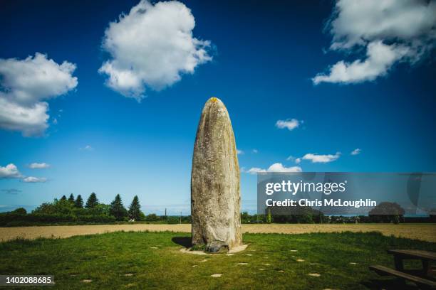 menhir de champ-dolent standing stone,  brittany in frnace - 石柱 ストックフォトと画像