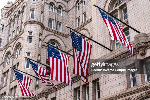 patriotic american flags - regierungsgebäude fahnen stock-fotos und bilder