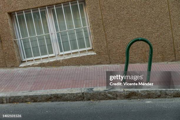 bollard on inclined street - bollards foto e immagini stock