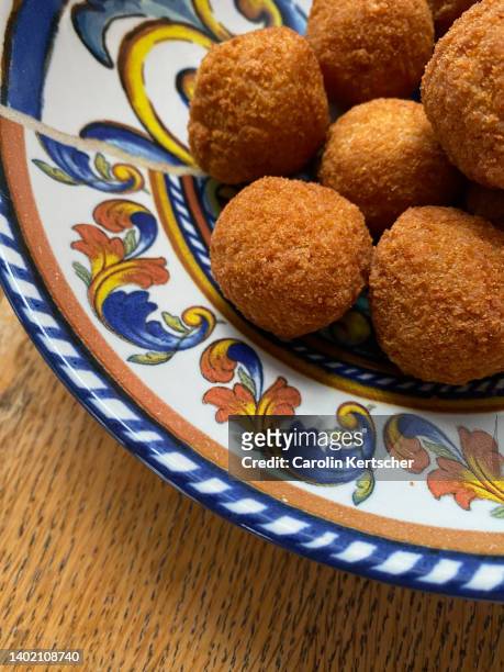 fried mozzarella balls on traditional sicilian dish | sicily, italy - fritto foto e immagini stock