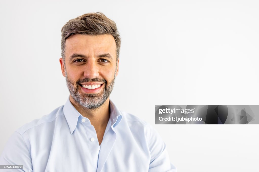 Sonriendo hombre maduro sobre fondo blanco