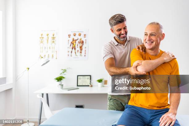 physiotherapy, pain relief concept - exercise pill stockfoto's en -beelden