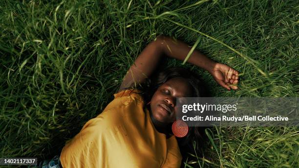 woman daydreaming on a meadow - dreams photos et images de collection