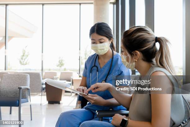 la enfermera habla con el paciente - nurse with mask fotografías e imágenes de stock