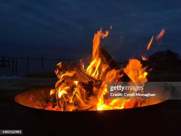 campfire on the shores of the chesapeake bay. tilghman island. weekend getaway. - campfire no people stock-fotos und bilder