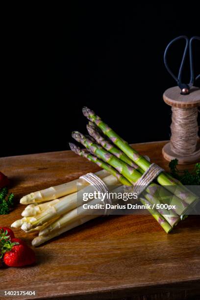 green and white asparagus on the table - holz hintergrund foto e immagini stock