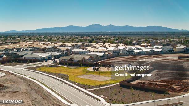 aire de jeux entourée de construction de logements dans la banlieue de phoenix - drone shot - peoria arizona photos et images de collection