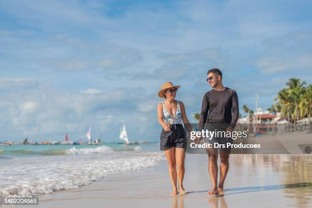 pareja de turistas caminando por la playa - porto galinhas fotografías e imágenes de stock