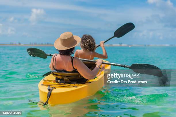 abuela y nieta con kayak en la playa - porto galinhas fotografías e imágenes de stock