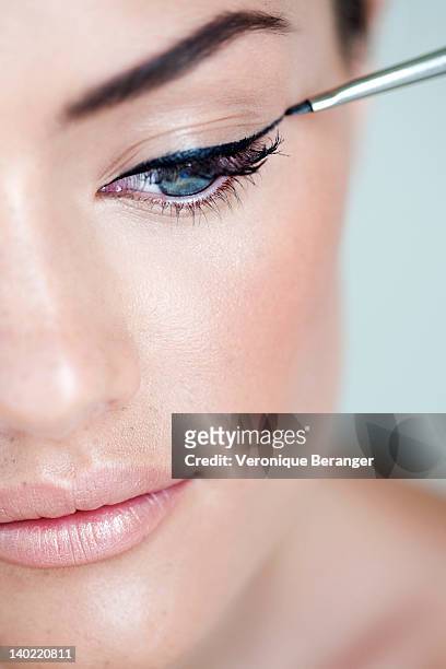 eyeliner - eye liner fotografías e imágenes de stock