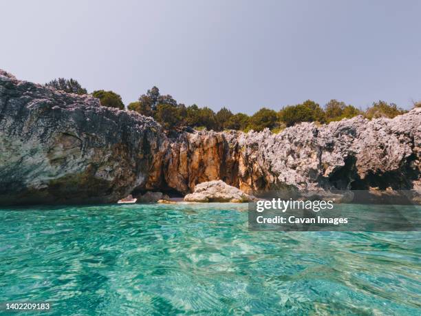 kako lagadi beach and limestone cliffs against azure water, kefalonia - skala greece stock-fotos und bilder
