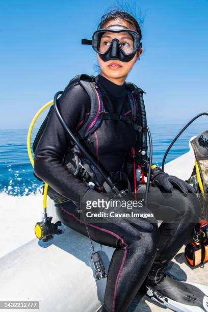 woman getting ready for a dive at komodo island - scuba mask 個照片及圖片檔