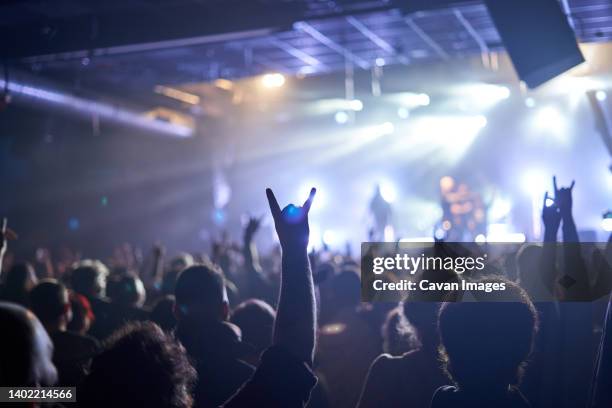 rock band performer cheering up the crowd at music festival - concert de musique pop photos et images de collection