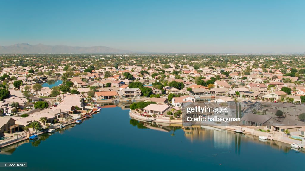 Häuser um den künstlichen See in Glendale, AZ gebaut - Aerial