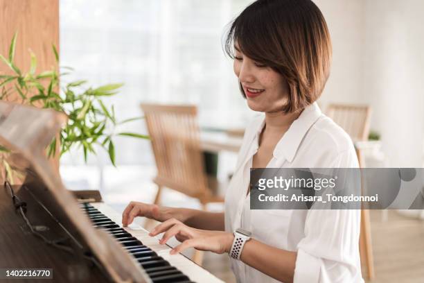 ピアノを弾く女性 - piano player ストックフォトと画像