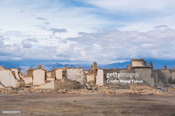 ruined houses - casser mur photos et images de collection