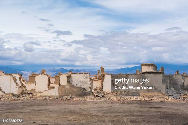 ruined houses - escombros material imagens e fotografias de stock