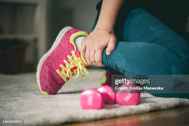 young sport woman with injured ankle - female knee pain stockfoto's en -beelden