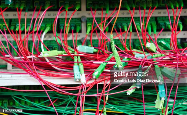 fibre optic network cables - movimiento rápido fotografías e imágenes de stock
