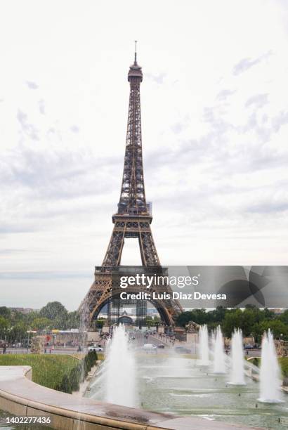 the eiffel tower - torre eiffel stock-fotos und bilder