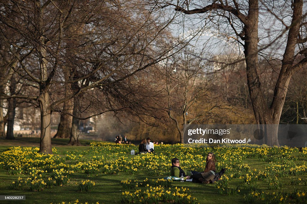 Visitors To London Enjoy The Capital's Warm Weather