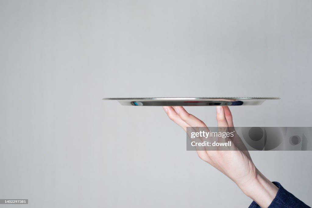 Holds empty steel plate