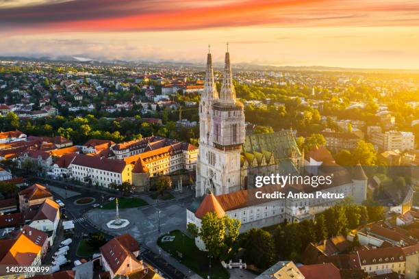 sunset view of the cathedral in zagreb. croatia - zagreb - fotografias e filmes do acervo