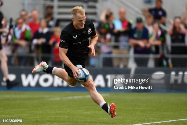 Aled Davies of Saracens goes over to score their side's fourth try during the Gallagher Premiership Rugby Semi-Final match between Saracens and...