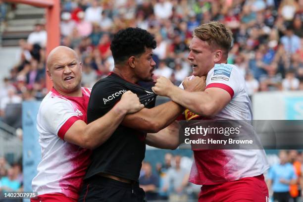 Theo McFarland of Saracens clashes with Alex Dombrandt of Harlequins during the Gallagher Premiership Rugby Semi-Final match between Saracens and...