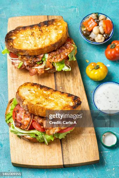 blt bacon lettuce tomato sandwich - deli sandwich stockfoto's en -beelden