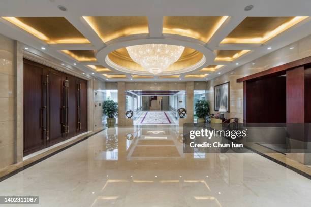 empty and bright hotel lobby - atrio luxo hotel nobody imagens e fotografias de stock