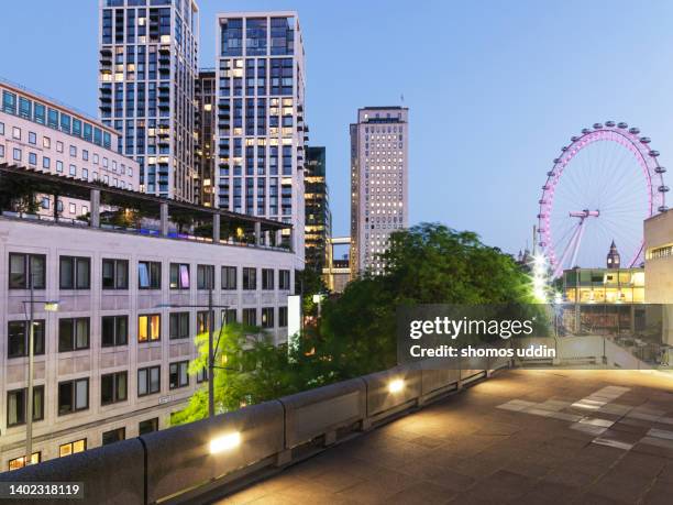 london southbank residence illuminated at dusk - waterloo railway station london stock pictures, royalty-free photos & images