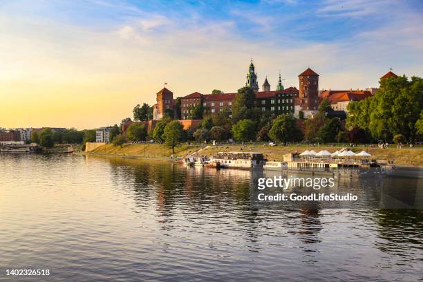 wawel royal castle in krakow at sunset - wawel cathedral stock pictures, royalty-free photos & images