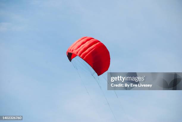 red & black surf kite - パラシュート ストックフォトと画像