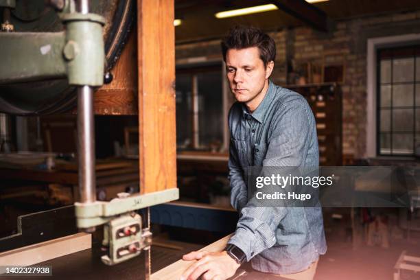 woodworker at work - människor stockfoto's en -beelden