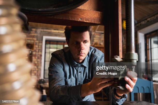 woodworker at work - människor stockfoto's en -beelden