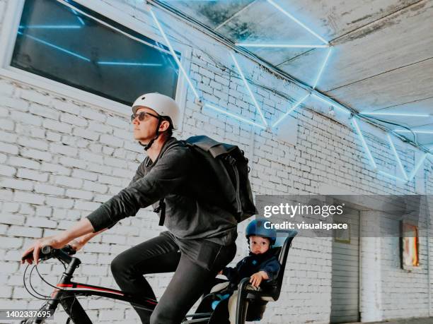 father and son commuting with bicycle - tandem bicycle stockfoto's en -beelden