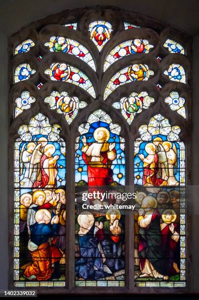 decorated period window in st peter’s church, spixworth - circa 14th century 個照片及圖片檔