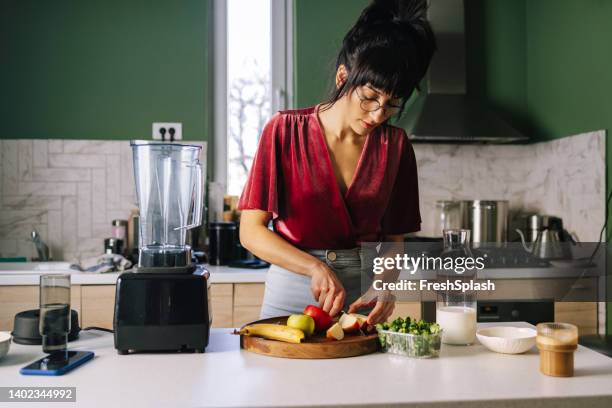 frau, die einen gesunden snack zubereitet - mixer stock-fotos und bilder