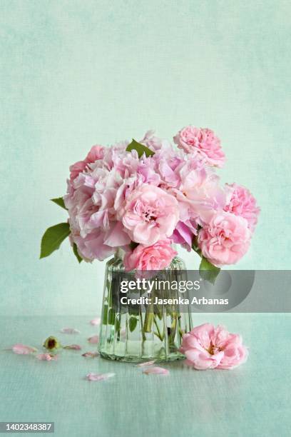 pink roses and peony in vase - i-love-you-frase-inglese foto e immagini stock
