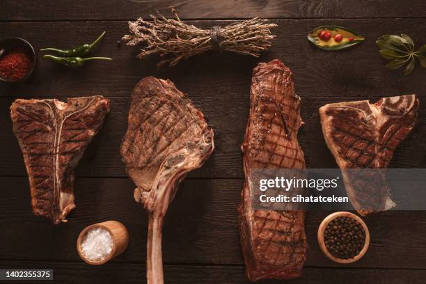 gekochtes fleisch, t-bone-steak, lammsteak - marmoriertes fleisch stock-fotos und bilder