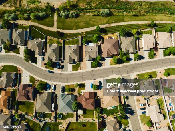 vivienda residencial del oeste de colorado en los ee. uu., viviendas individuales y múltiples en la serie de fotos de primavera - housing development fotografías e imágenes de stock